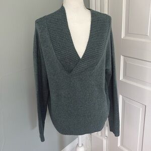 Evereve Sweater Size Small Teal Green Soft V-Neck Size Small